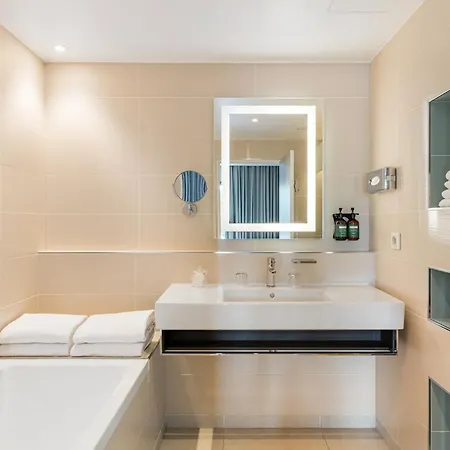 Crowne Plaza - Cite Internationale 4*