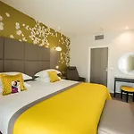 Crowne Plaza - Cite Internationale מלון 4*