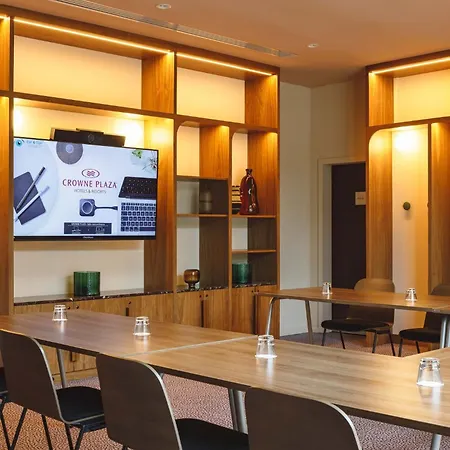 Crowne Plaza - Cite Internationale Hotel 4*